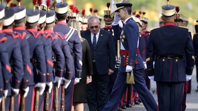 De Spaanse koning Felipe bezoekt de troepen tijdens de parade op de nationale feestdag.