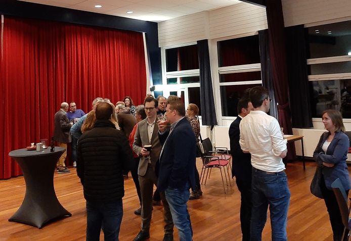 De partijen bespreken de uitslag.