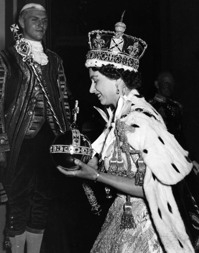 Koningin Elizabeth met de rijksappel bij het uitstappen uit de koets na haar kroningsceremonie.