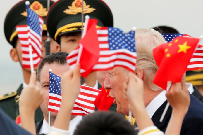 Trump bij zijn aankomst in Peking.