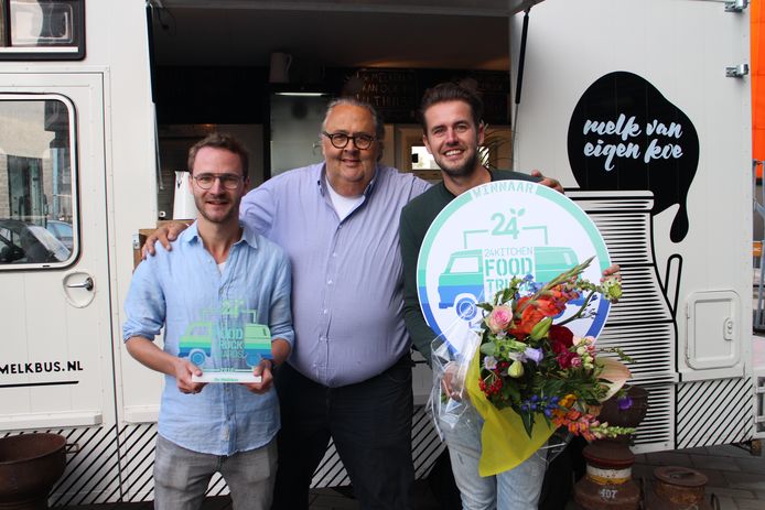 Julius Jaspers (midden) reikte de 24Kitchen Food Truck Awards uit aan Wout Leerink (links) en Robert Geessink van De melkbus.