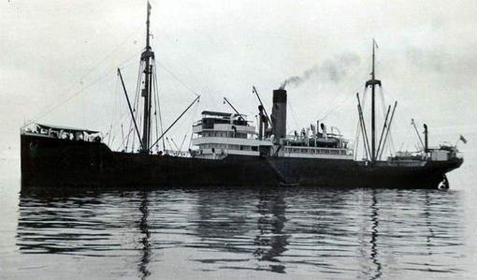 Foto van het zusterschip van de SS Minden. De Minden ligt al jaren op de zeebodem. De Britten willen toestemming van IJsland om de kostbare lading naar boven te halen.