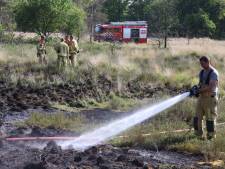 Brandweer blust heidebrand in Best, gebied wordt nat gehouden om oplaaien vuur te voorkomen