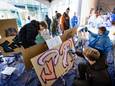 Derdejaars leerlingen maken deze week kennis met het culturele aanbod van Helmond. Kunstenaar Soaq One (oranje jas) geeft een workshop graffiti spuiten.
