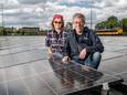 Sabien Bouwmeester en Honny de Gucht hebben een zonneparkje gebouwd langs het spoor in Deventer.