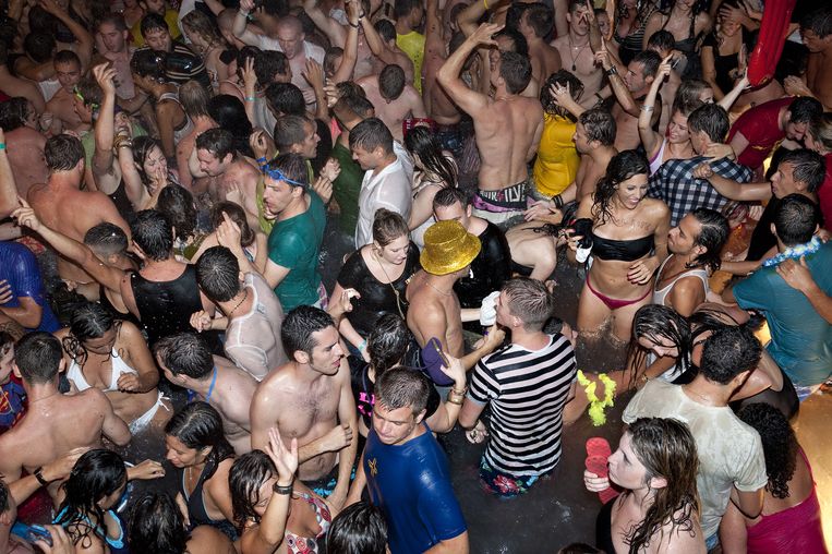 Een feestje op Ibiza, een andere populaire partybestemming. Kaat (17) plant alvast een tripje: ‘Vorig jaar ging ik nergens heen, maar nu laat ik me niet vangen. In het najaar hangen we er toch weer aan, wedden?’
 Beeld Nick Hannes
