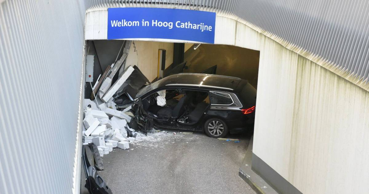 56-jarige automobilist uit Lunteren zwaargewond na ongeval bij entree parkeergarage Hoog Catharijne in Utrecht - De Gelderlander.