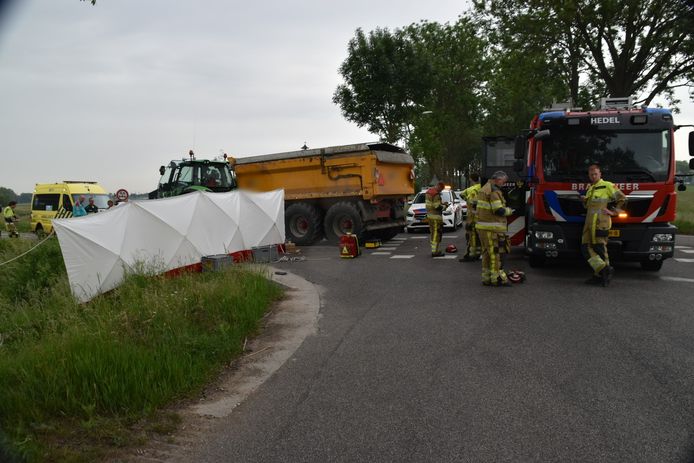 Bij een ongeluk tussen een tractor en een personenauto op kruising van de Veldweg met de Achterdijk in Hedel is een vrouw uit Zaltbommel om het leven gekomen.