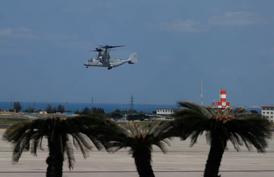 Een MV-22 Osprey van de Amerikaanse marine vliegt langs de kust bij Ginowan.