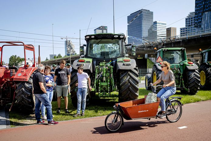 Boeren bij de rechtbank voorafgaand aan het kort geding