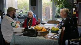 Bockie gaat eten bij zijn 'girls'