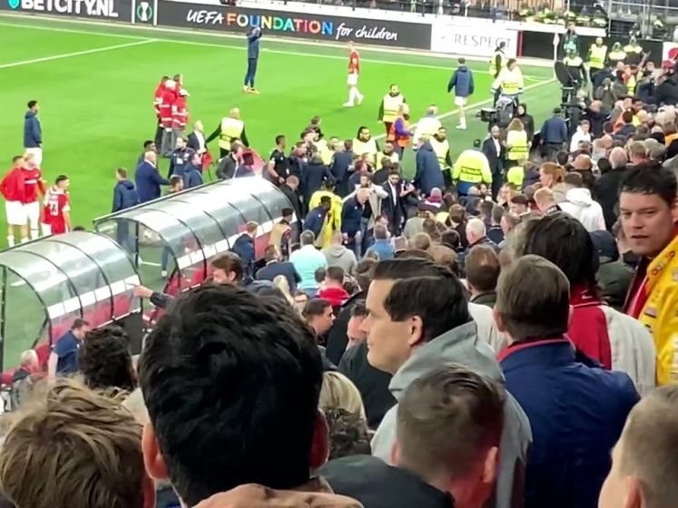 Supporters AZ bestormen na verlies West Ham-vak vol familie en vrienden: ‘Je moet je emoties de baas zijn’