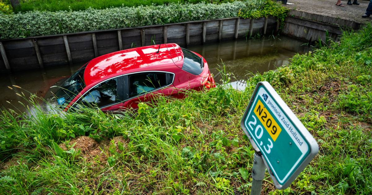 Afgeleide bestuurder rijdt sloot in op Hogeveenseweg | 112 nieuws Alphen aan den Rijn
