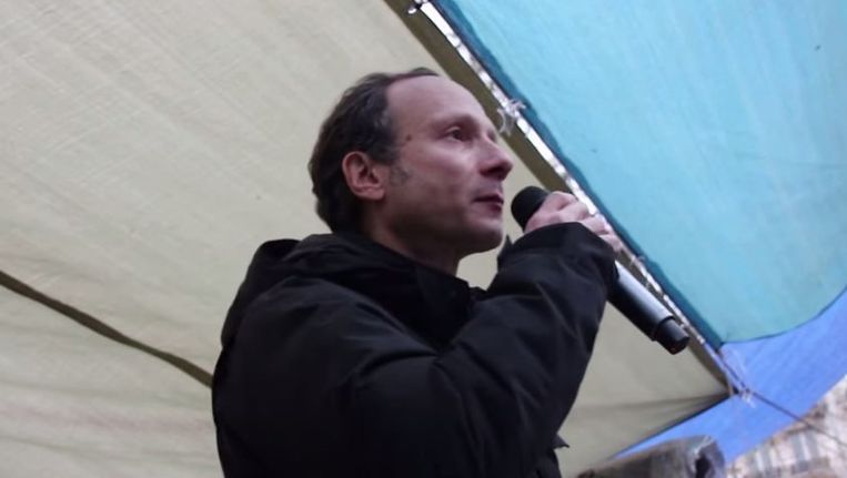 Frédéric Lordon, tijdens een van zijn opgemerkte optredens op de Nuit debout-protesten. Beeld YouTube