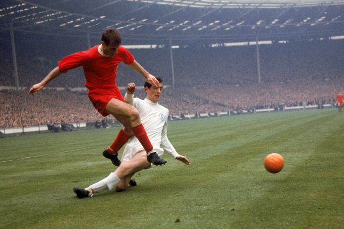 Norman Hunter (r) in actie tegen Liverpool in 1965.