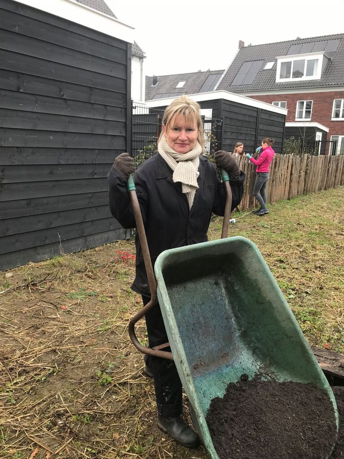 Carien van Boxtel druk bezig om de Torentuin in Zaltbommel klaar te maken.