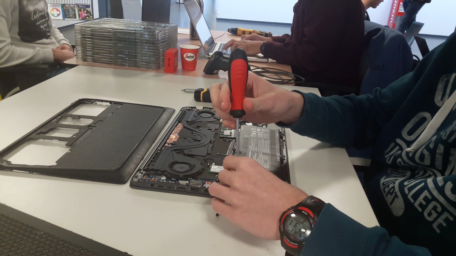 TU Eindhovenstudenten vervangen massaal brandgevaarlijke batterij HP