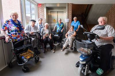 Lift seniorenflat Made is kapot: 'Wij kunnen toch niet zestien weken zonder lift?’