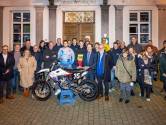 Motorcrossclub De Durmevrienden gehuldigd in bijzijn van ex-wereldkampioen op gemeentehuis in Hamme 
