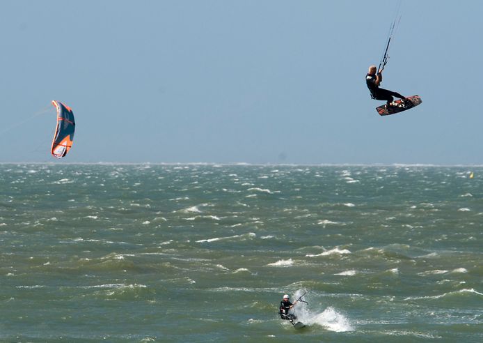 Kitesurfers zouden met hun snelle en onvoorspelbare bewegingen meer onrust geven voor vogels dan andere recreanten