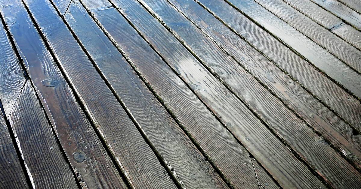How to Prevent a Wooden Terrace or Deck from Becoming Slippery and Green