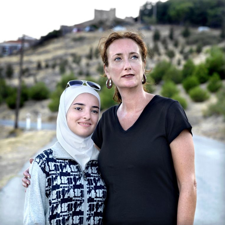 SUHAILA (20) EN PETRA (45) uit Damascus en Ridderkerk. Ze praatten over alles: studie,muziek, liefde, ­huwelijk, kinderen en zelf huisdieren. Beeld Marieke ven der Velden