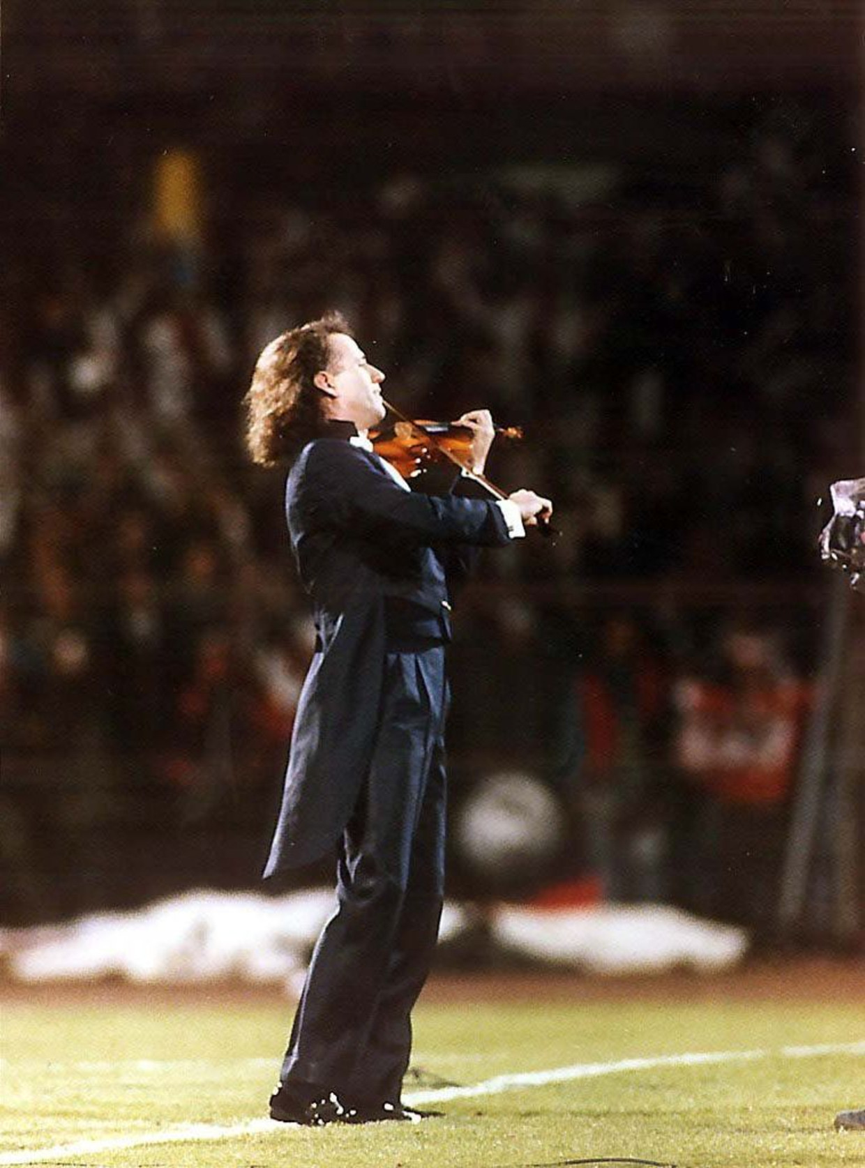 André Rieu op de middenstip tijdens de rust van Ajax-Bayern München. Beeld anp