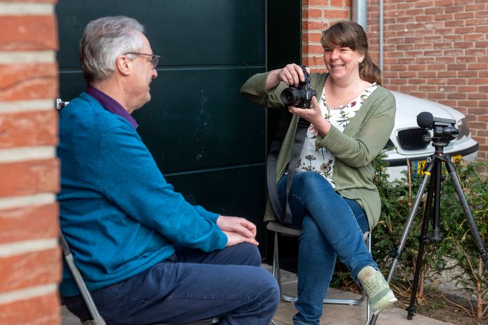 Fenneke Visscher bezig met haar portret van plaatsgenoot Willem Kruithof (56).