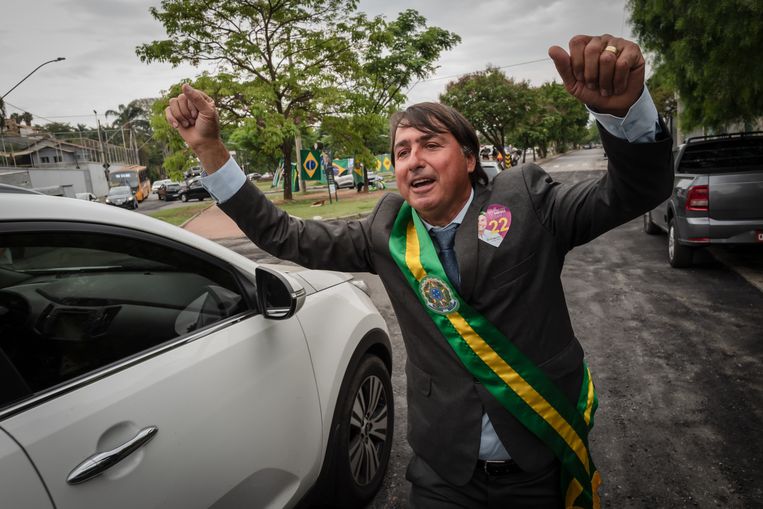 Een dubbelganger van president Bolsonaro in Pampulha, een wijk van Belo Horizonte. Beeld Nicola Zolin