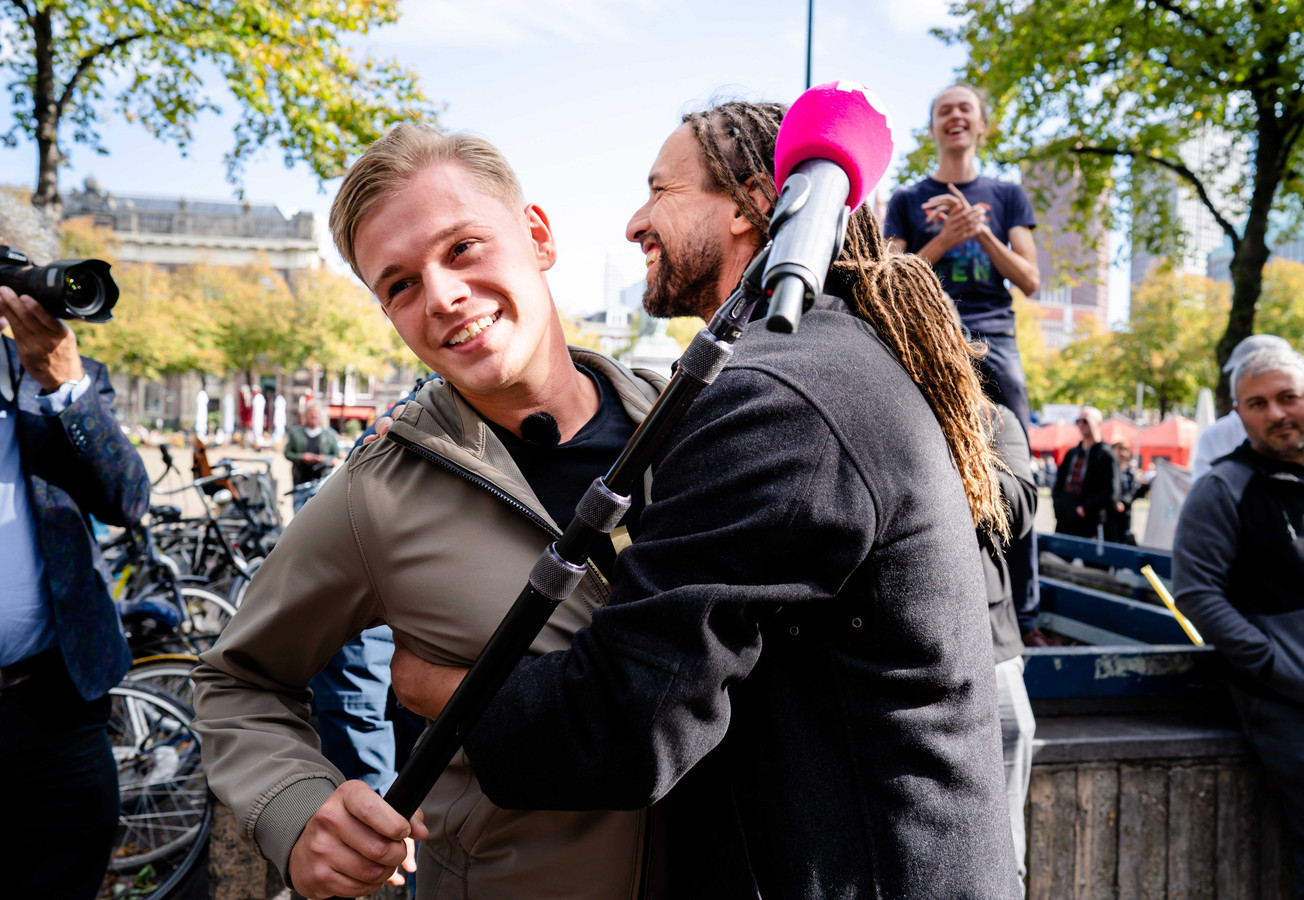 PowNed-verslaggever krijgt ongewenste knuffel van Willem ...