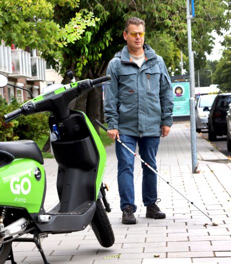 Bijna blinde Joop (54) valt over achteloos geparkeerde deelscooters op de stoep: ‘Ik ben de blessures beu’