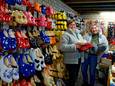Corine Traa (rechts) samen met Miranda van den Biggelaar in het klompenbedrijf van Traa in Liempde.