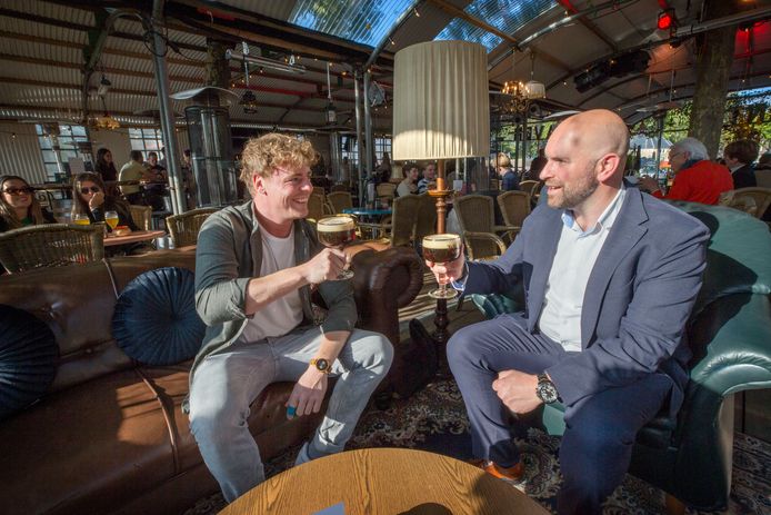 Wethouder Boaz Adank (rechts) en René de Vos van café De Huiskamer proosten op de opening van Winterhaven.