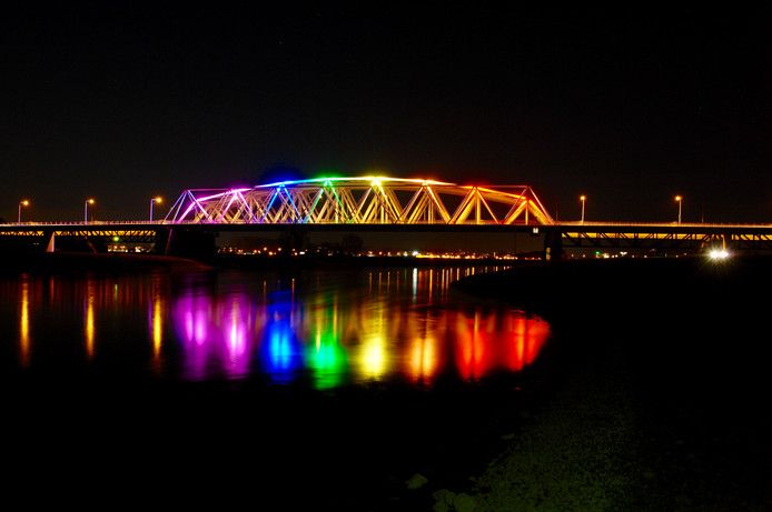De Westervoortsebrug werd vanavond verlicht in de kleuren van de regenboog.