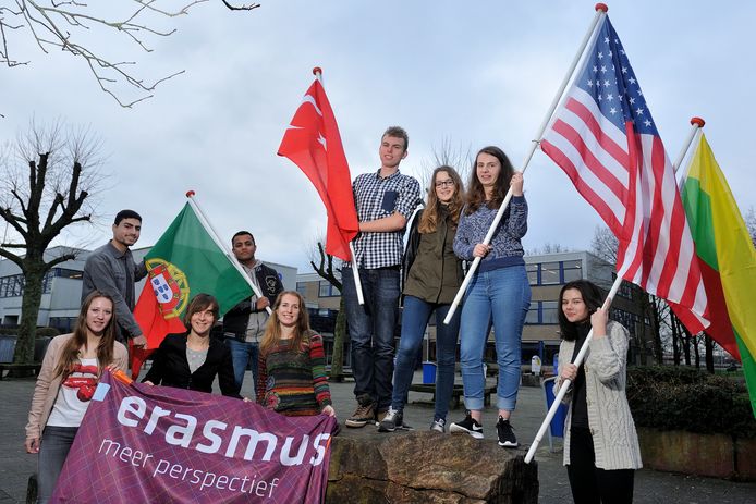 Een groep studenten die van een Erasmusuitwisseling gebruikmaken.