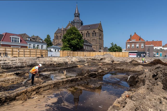 Aan de voet van de voormalige Petruskerk vond de afgelopen weken een grootse archeologische opgraving plaats. Het winkelcentrum is gesloopt en wordt vervangen.