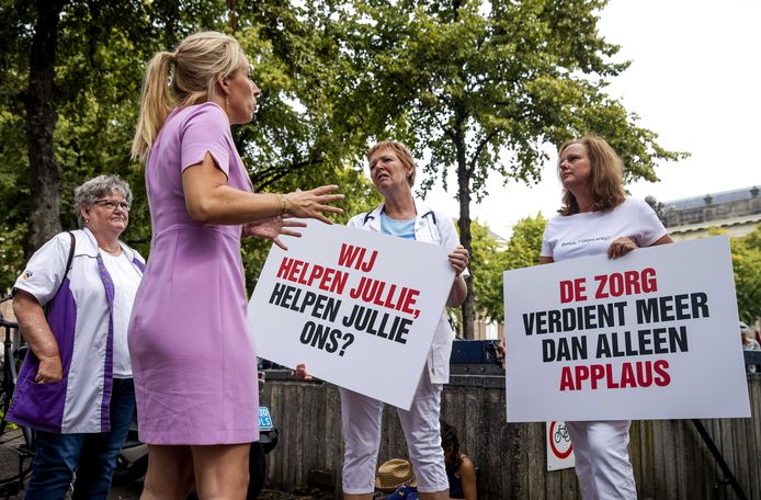 SP-leider Lilian Marijnissen (SP) in gesprek met zorgverleners