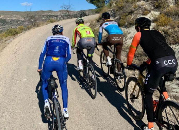 Remco Evenepoel Krijgt In Calpe Het Gezelschap Van De Parelvissers Wielrennen Hln Be