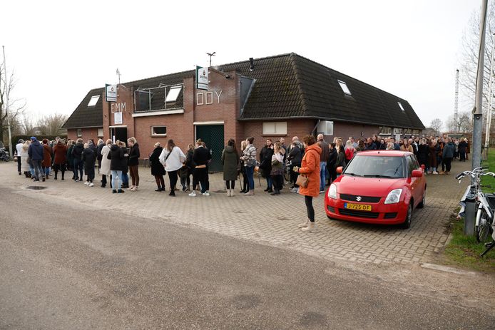 File en grote wachtrij voor grote verkoop carnavalskleding in 'Niet verwacht, wel gehoopt' | Zevenaar