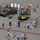 Toeristen maken selfies met kapot Russisch oorlogstuig in Warschau