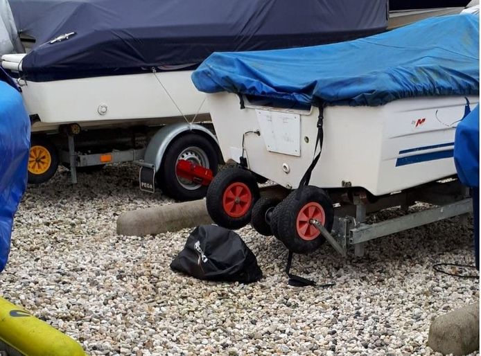 In de jachthaven van Strijensas zijn minstens zes buitenboordmotoren gestolen.