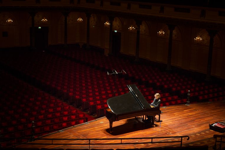 Hannes Minnaar in een leeg Concertgebouw in Amsterdam. Beeld Pauline Niks