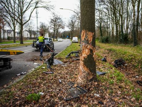 Auto total-loss nadat-ie boom ramt in Nuenen, bestuurder heeft engel op zijn schouder