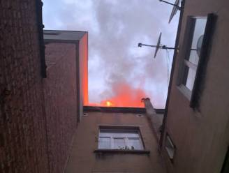 Bewoners flatgebouw moeten tijdelijk elders verblijven na zware zolderbrand
