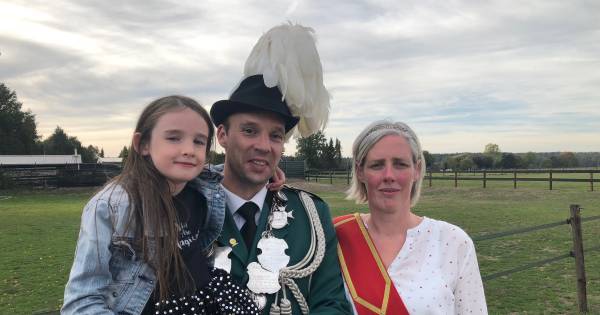 Voorzitter Geert Römer tot zijn eigen verrassing koning in Stokkum