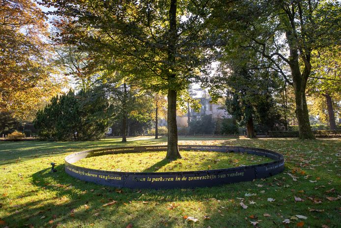 Op de ring staat de tekst 'Leven is niet stilstaan bij de scherven van gisteren. Leven is parkeren in de zonneschijn van vandaag'.