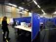 Medewerkers van de GGD Zuid-Holland Zuid testen dinsdag de prikstraat in sporthal De Hoefslag in Gorinchem uit.