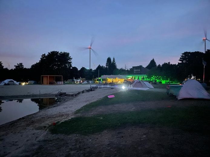 De Mosten werd voor één nacht omgetoverd in een kampeerterrein
