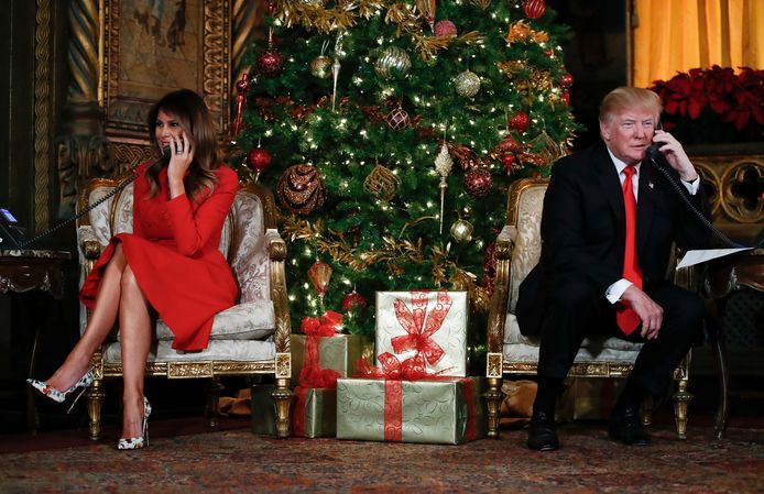 Donald en Melania Trump bellen met enkele kinderen. Ze laten hen weten dat NORAD (een militaire organisatie die waakt over het luchtruim van de Verenigde Staten; nvdr) elke beweging van de kerstman in de gaten houdt.