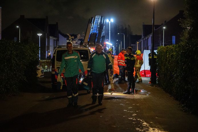 De hulpdiensten waren snel ter plaatse in Zuidland. Een schietpartij bleek voor een persoon fataal.